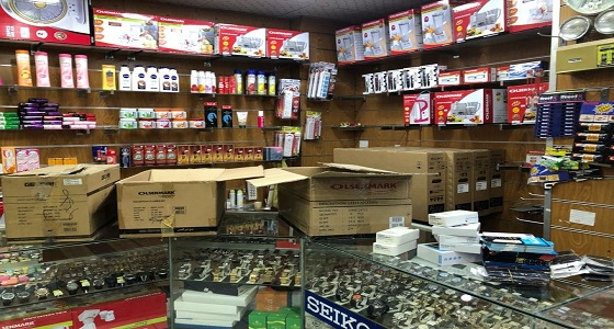 ضبط عمالة تعمل بصيانة الهواتف سرًا