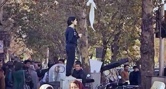بالفيديو.. إيراني يرفع قميص أبيض تضامنا مع فتيات ” شارع الثورة “