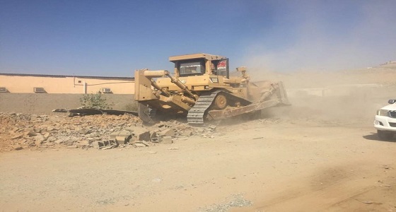 إزالة تعديات عشوائية بطريق مكة/جدة السريع