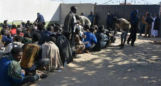 بالصور.. فرار 94 مهاجرًا من سجون عصابات التهريب في ليبيا