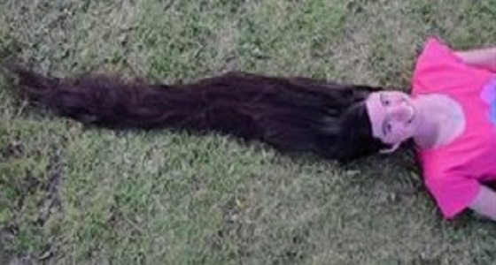 بالفيديو.. مراهقة تدخل موسوعة جينيس بأطول شعر في العالم
