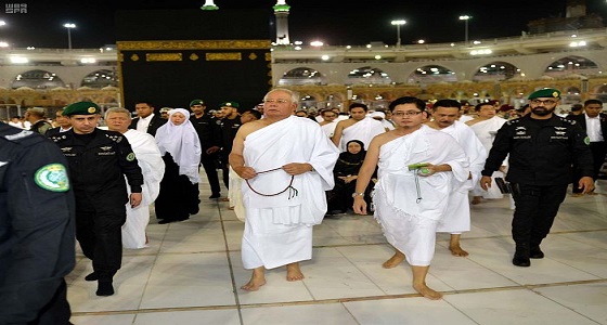 رئيس وزراء ماليزيا يؤدي مناسك العمرة