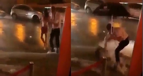 بالفيديو.. سقوط مروع لفتاة تسير مع خطيبها تحت الأمطار