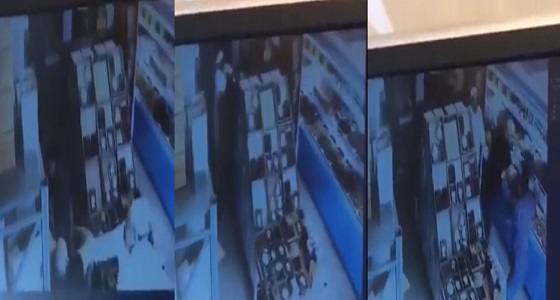 بالفيديو.. اعتداء شخصين على وافد يثير غضب الكثيرين