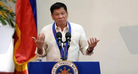 الرئيس الفلبيني يكشف سر مضغه العلكة باستمرار