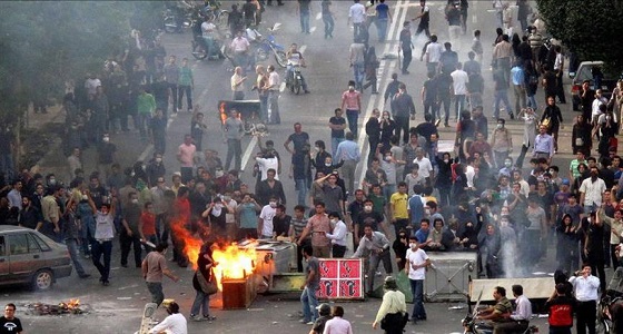 بالفيديو.. دهس المتظاهرين الإيرانين بعد هتافهم &#8221; الموت لجمهورية الملالي &#8220;