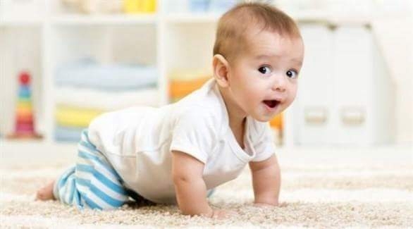 دراسة: استنشاق الرضيع للميكروبات أثناء الحبو ” مفيد “