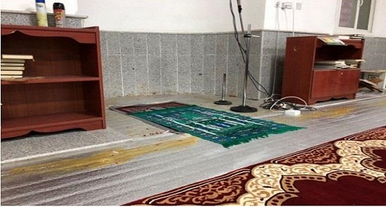 مجهول يدنس مسجدًا بالقاذورات
