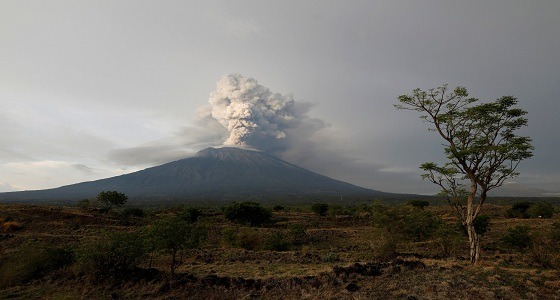 بالفيديو.. لحظة انفجار بركان في أندونيسيا