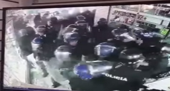 بالفيديو.. الشرطة الإيرانية تسرق المحلات استغلالًا للمظاهرات الاحتجاجية