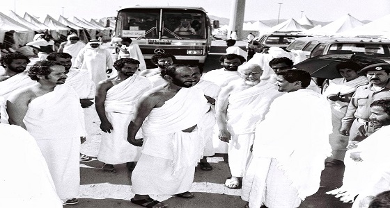 صور نادرة للـشيخ ” زايد آل نهيان ” وهو يؤدي فريصة الحج