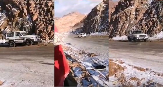 بالفيديو.. إنزلاق السيارات إثر تساقط الثلوج على جبل اللوز