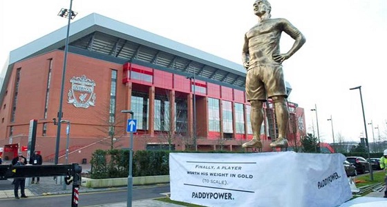 تمثال يثير الشكوك قبل مباراة ليفربول ومانشستر سيتي