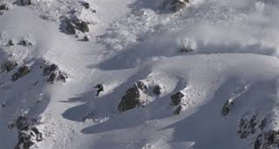 فيديو مروع لمتزلج يتسابق مع انهيار ثلجي