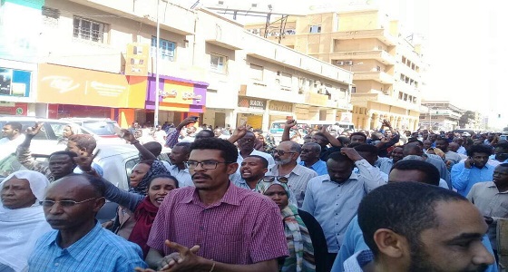 التظاهرات تجتاح العاصمة السودانية..والأمن يعتقل الصحفيين