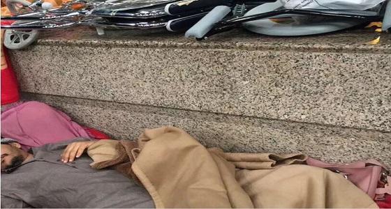 بعد إلقائه على الأرض أثناء التفتيش.. ” الجمارك ” تعتذر لأسرة مريض في منفذ الحديثة