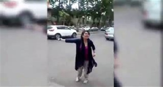 بالفيديو.. فتاة تعتدي بالضرب على أحد رجال الدين