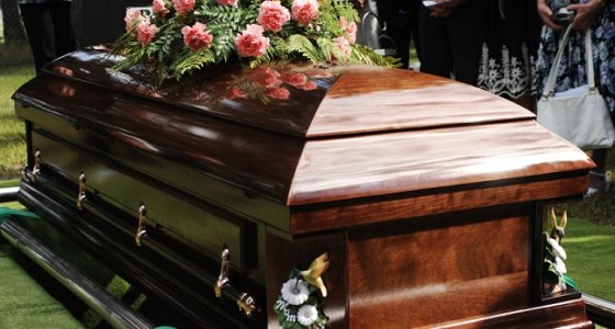 أثناء تشييع الجنازة..امرأة متوفية تلد داخل تابوتها