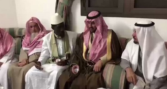 شاهد.. الأمير بندر بن سلمان في بيت عزاء الداعية التويجري