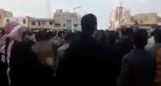 بالفيديو.. التظاهرات الإيرانية تمتد إلى المقرات الأمنية بالأحواز