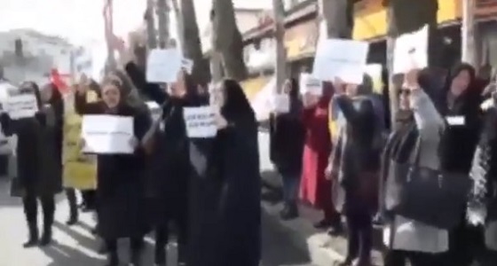 بالفيديو.. إيرانيون يحتجون أمام الشركات المالية التابعة لـ الحرس الثوري