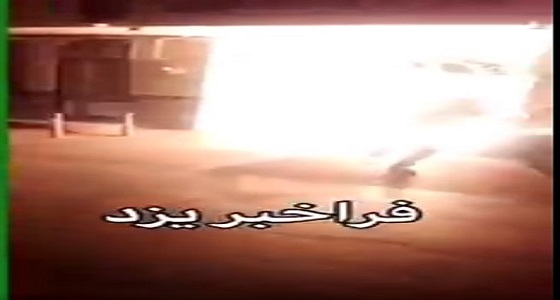بالفيديو.. محتجون إيرانيون يحرقون &#8221; الحوزة الشيعية &#8221; في ميبد