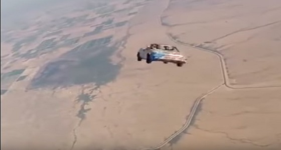بالفيديو.. سيارة تحلق في السماء بعد إسقاطها من طائرة