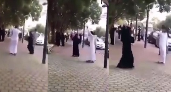 بالفيديو.. شاب وفتاة يرقصان على رصيف الشارع بعسير