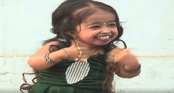 بالفيديو.. أقصر إمرأة بالعالم