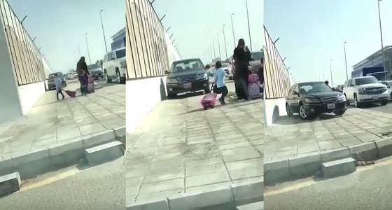 بالفيديو.. قائد مركبة يعتلي رصيف لتفادي الزحام ويفاجىء أم وطفليها