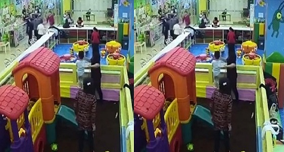 بالفيديو.. 3 رجال يعتدون بالضرب على إمرأة وطفل داخل مركز تجاري