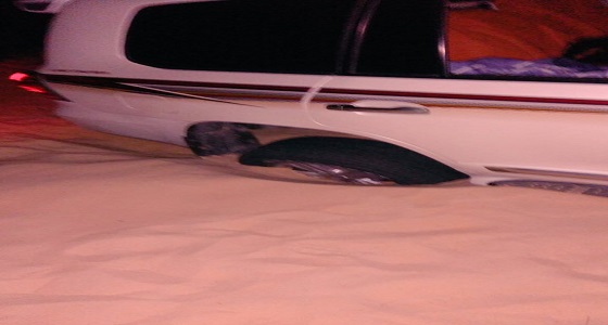 بالصور.. &#8221; غوث &#8221; يحرر سيارات علقت بالطين في الخبر والدمام