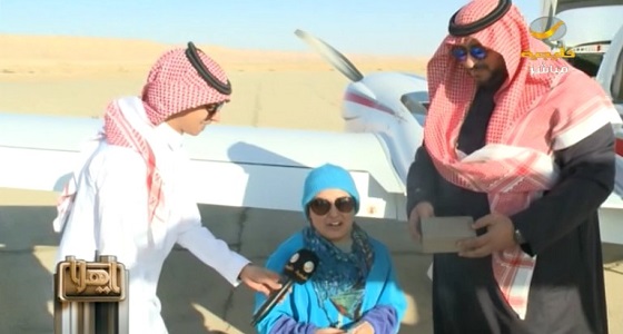 بالفيديو والصور.. رئيس جمعية الطيران يحلق بـ ” غلا الخالدي ” في سماء المملكة