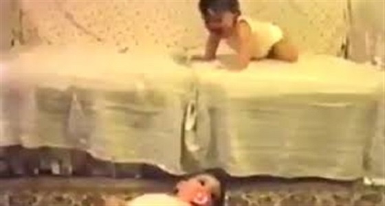 بالفيديو.. رد فعل صادم لطفل صغير سقط شقيقه أمامه