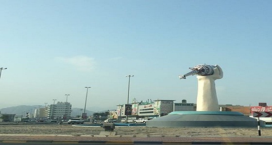 بالفيديو.. إزالة أحد معالم الإمارات الشهير &#8221; دوار المرش &#8221; بالفجيرة