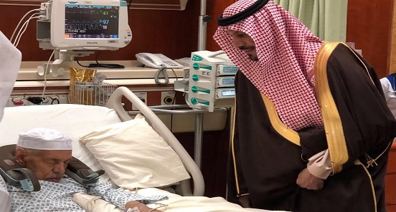 بالصور.. وزير الحرس الوطني يزور الأديب عبدالله الدريس بالمستشفى