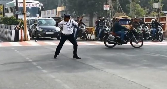 بالفيديو.. شرطي ينظم المرور برقصات مايكل جاكسون