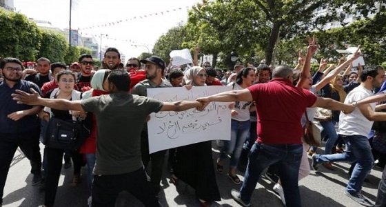 سقوط قتيل في مواجهات بين الأمن ومتظاهرين بـ &#8221; تونس &#8220;
