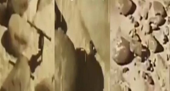 بالفيديو.. عنصر حوثي متحصن بين الصخور ويحمل صاروخ بالحد الجنوبي