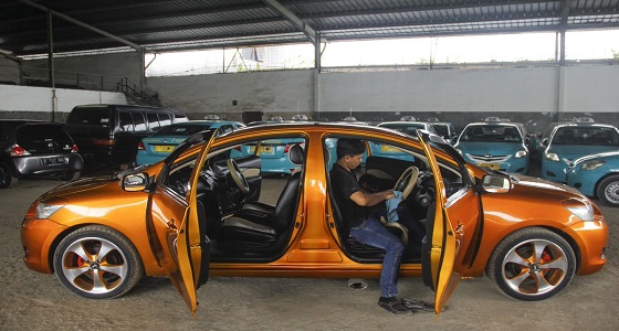بالصور.. ميكانيكي إندونيسي يخترع سيارتين في سيارة واحدة