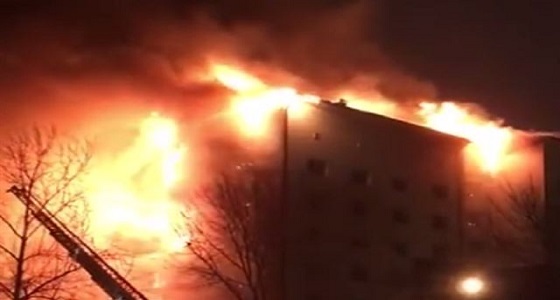 بالفيديو.. حريق هائل يلتهم بناية في تومين وسط روسيا