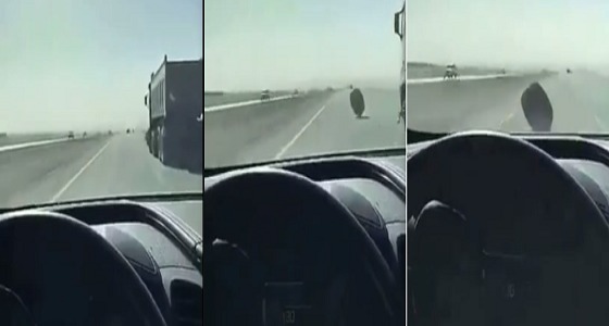بالفيديو.. قائد سيارة يتفادى ” إطار ” تدحرج أمامه فجأة