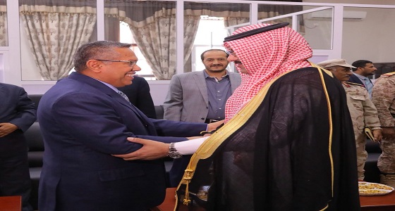 بالصور.. السفير آل الجابر يلتقي رئيس الوزراء اليمني بعدن