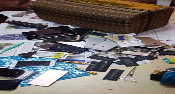 القبض على وافد امتهن صيانة الجوالات داخل شقة مفروشة بالخبر