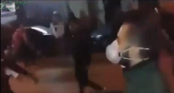 بالفيديو.. أفراد من الشرطة ينضمون للمتظاهرين في خرم آباد بإيران