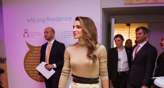 الملكة رانيا تخطف الأنظار بإطلالتها العصرية في سويسرا