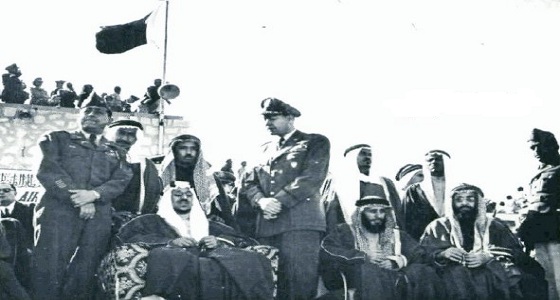 صورة قديمة للملك سعود أثناء استعراض جوي بالظهران  عام 1995