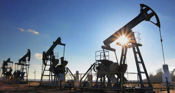 النفط يواصل صعوده مع تعزيز تراجع منصات التعزيز الأمريكية