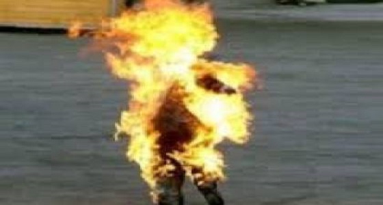 بالفيديو.. بائع إيراني يحرق نفسه بعد إغلاق البلدية محله