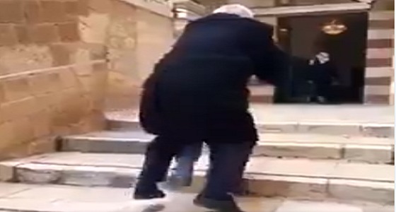 بالفيديو.. شاب يحمل والده على ظهره صاعدا إلى الحرم الإبراهيمي